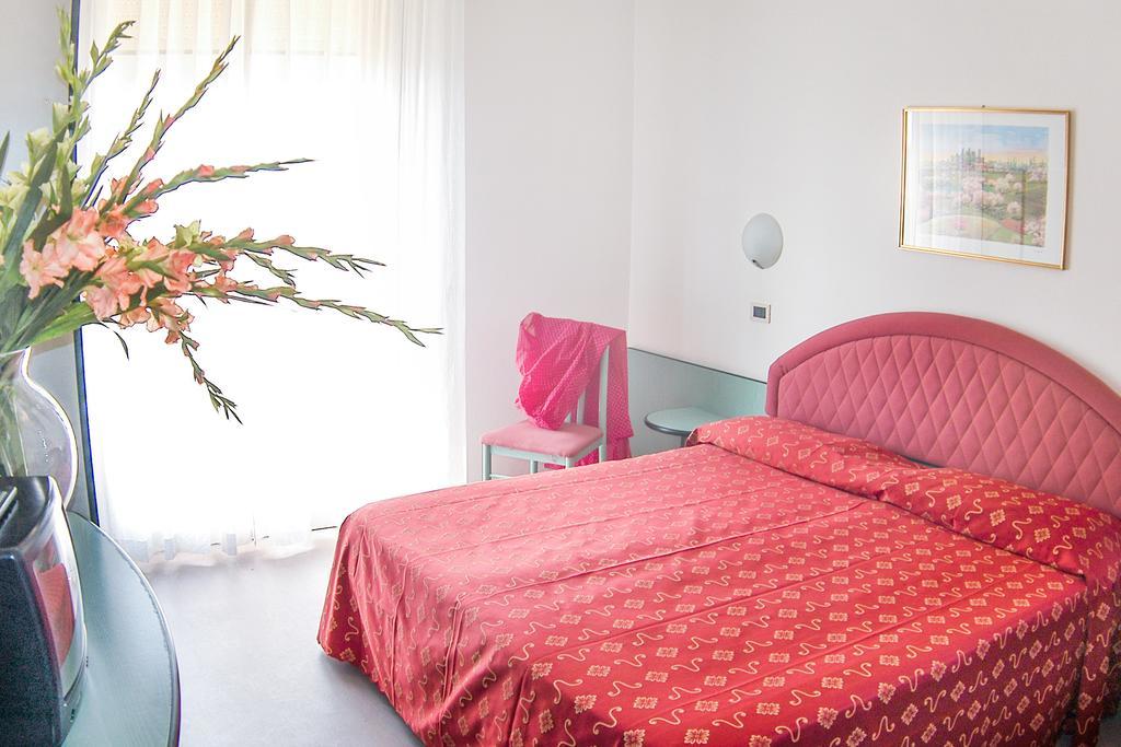 Hotel Gaia Cesenatico Zimmer foto