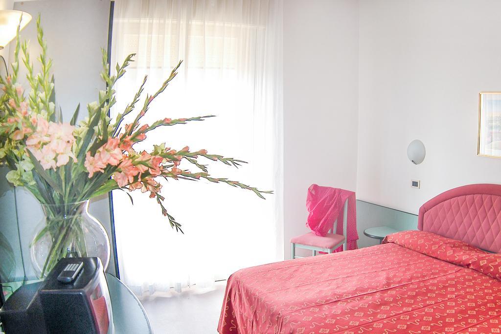 Hotel Gaia Cesenatico Zimmer foto